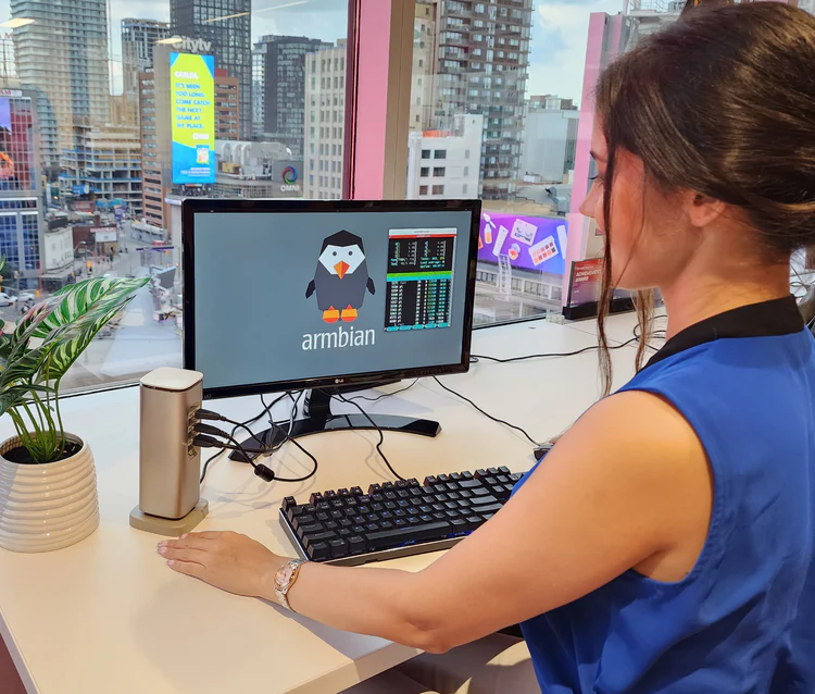 FxBlox Lite as a desktop computer with dual displays